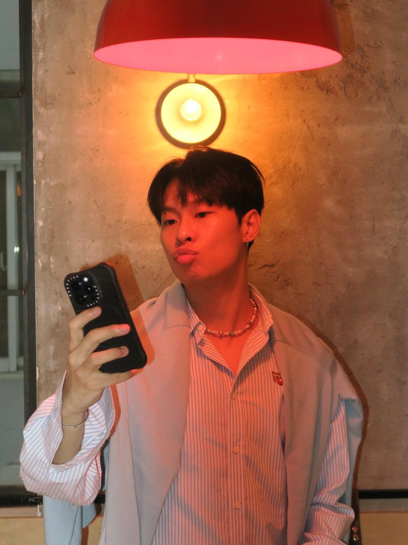 Gương mặt lạnh lùng trong hình nền HURRYKNG biểu diễn