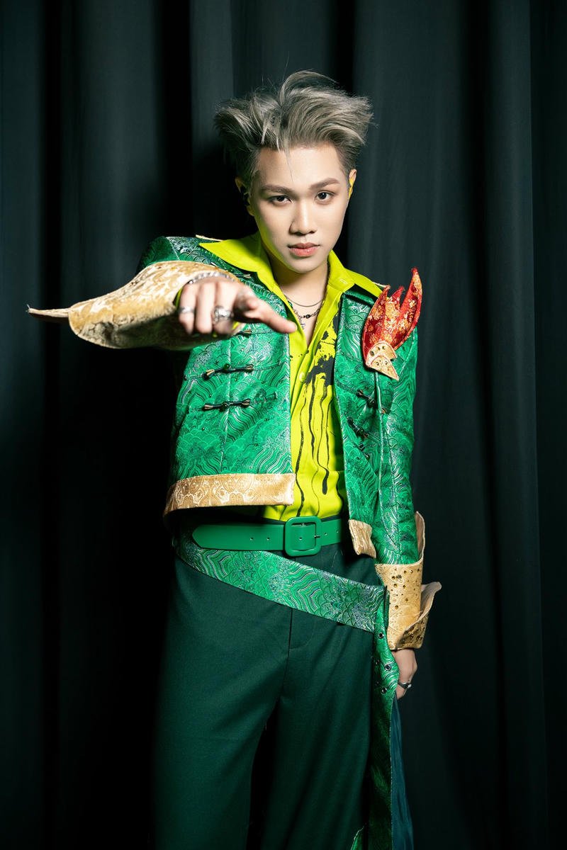 Gương mặt lạnh lùng xuất hiện trong ảnh nền Captain Boy