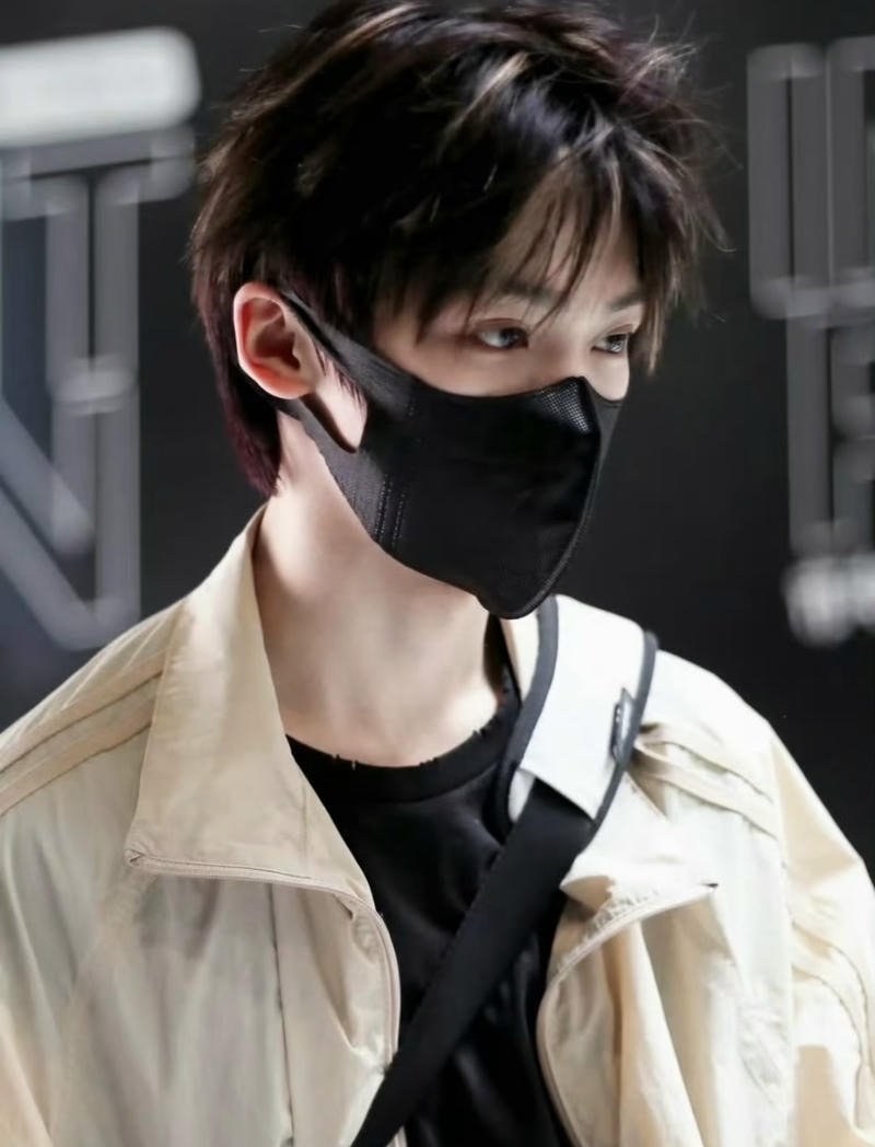 Gương mặt nam thần che nửa mặt đeo khẩu trang đen