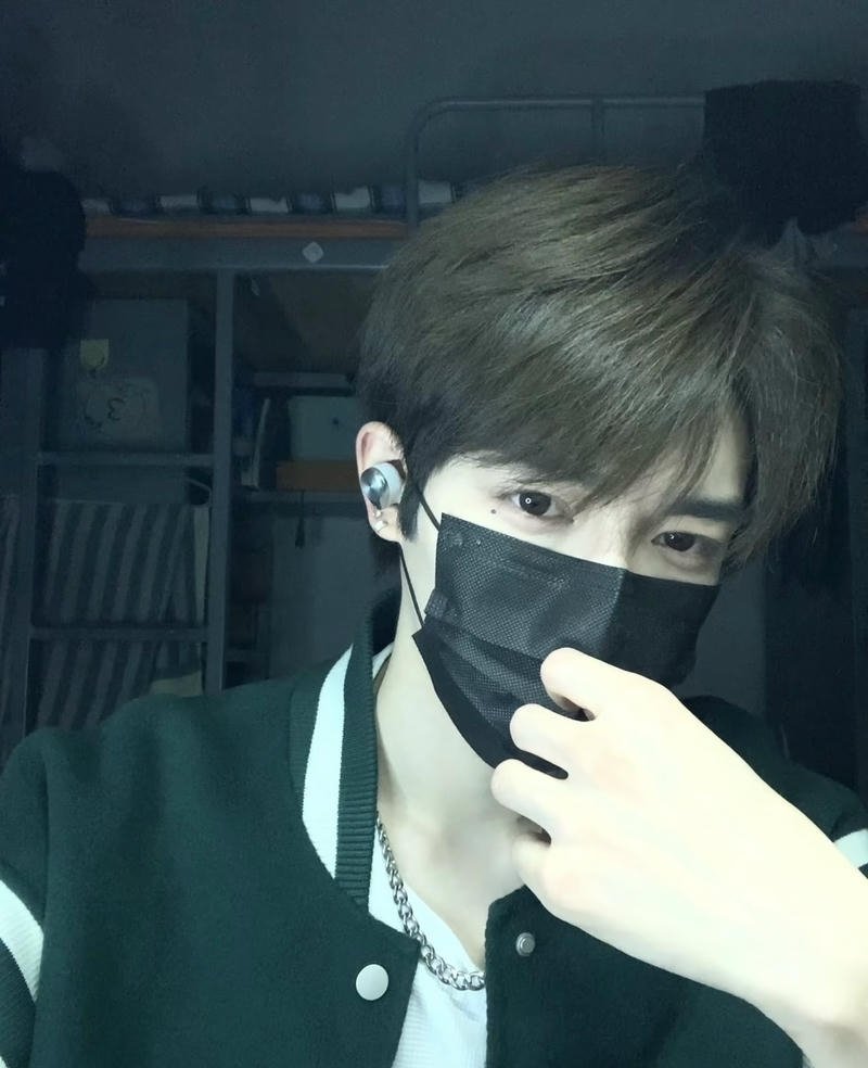 Gương mặt nam thần che nửa mặt với khẩu trang đen