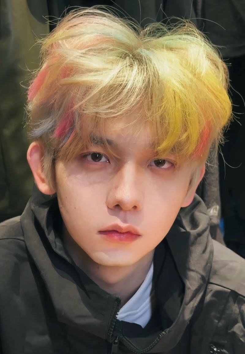 Gương mặt nam thanh niên đẫm lệ đầy cảm xúc