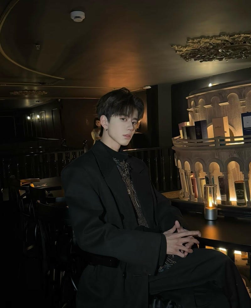 Gương mặt nam tính của chàng trai trẻ nổi bật