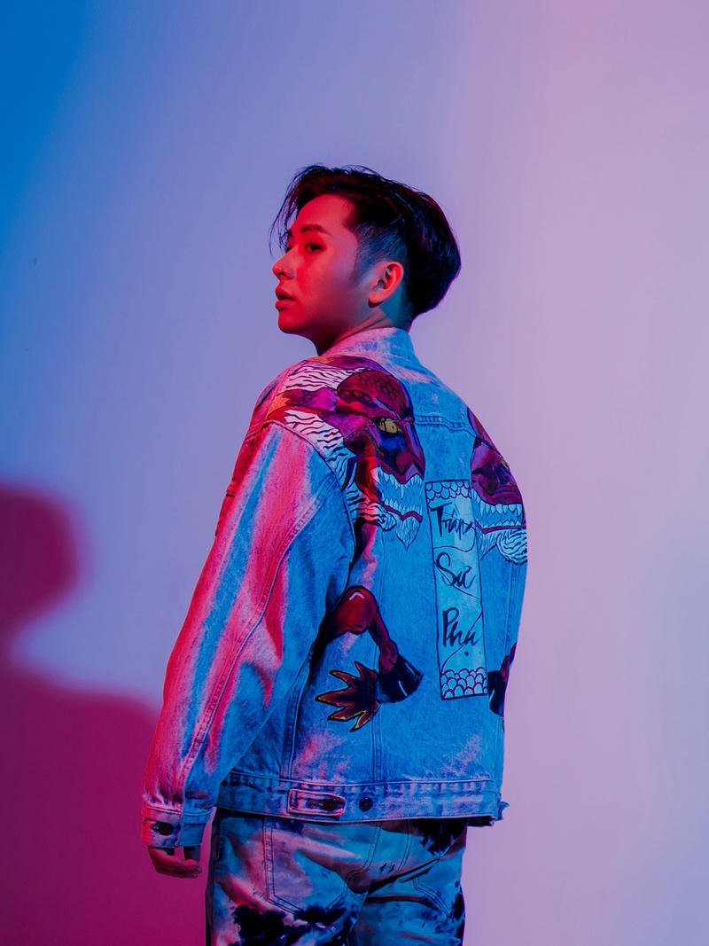 Gương mặt nghệ sĩ hiện qua hình nền Ricky Star cá tính