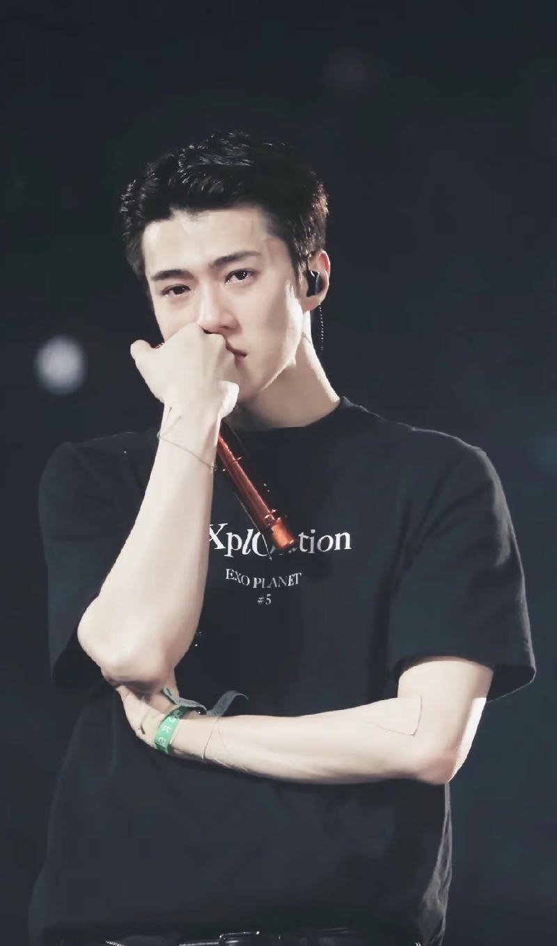 Gương mặt rơi lệ con trai khóc trong hình