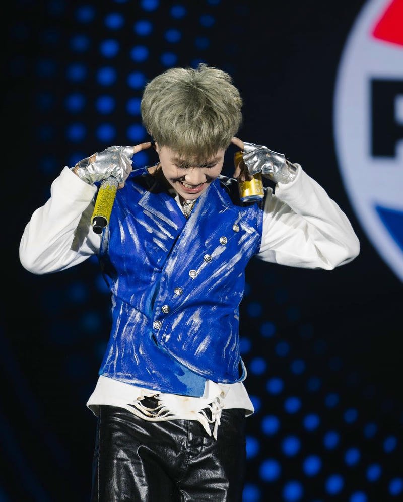 Gương mặt sắc nét trong hình nền Captain Boy sân khấu