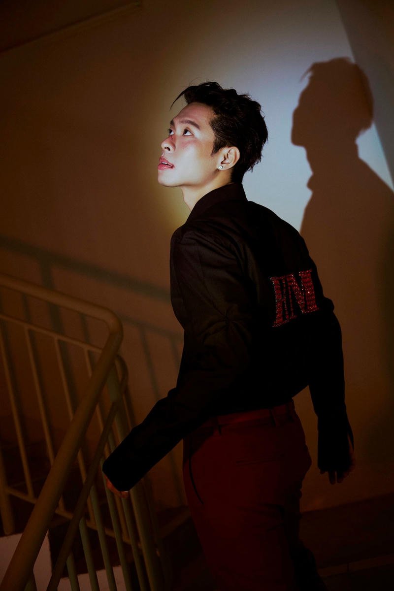 Gương mặt sắc nét trong hình nền HURRYKNG sân khấu