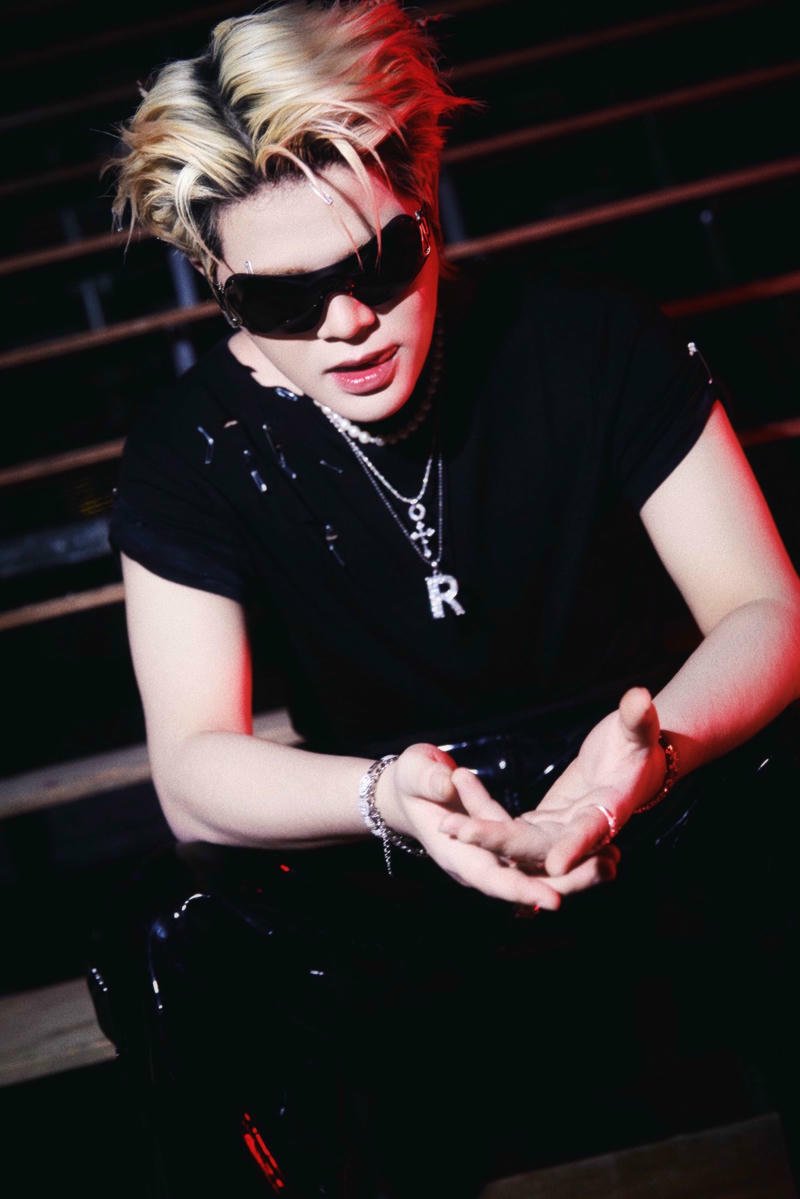 Gương mặt sắc nét trong hình nền Rhyder sân khấu