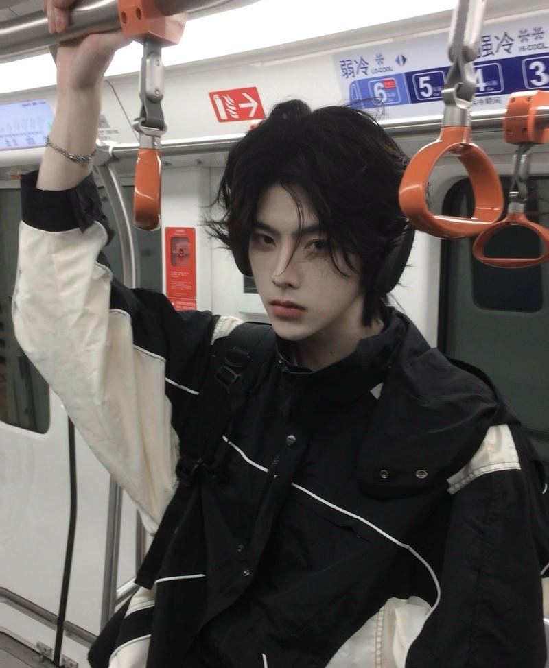 Gương mặt sáng cùng thần thái thu hút của chàng trai