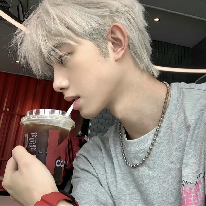 Gương mặt sáng trong avatar con trai ngầu đầy thu hút