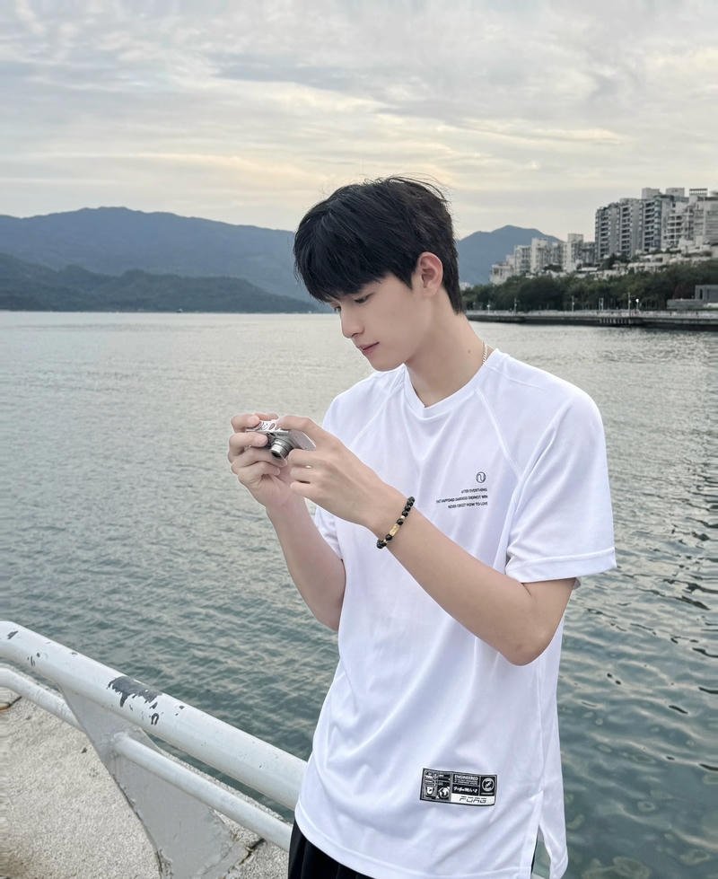 Gương mặt soái ca Trung Quốc với thần thái cuốn hút