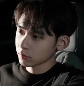 Gương mặt suy tư nam buồn trong ảnh