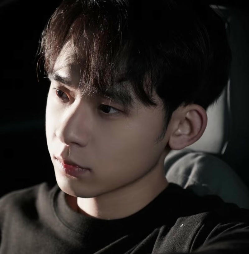 Gương mặt suy tư nam buồn trong ảnh