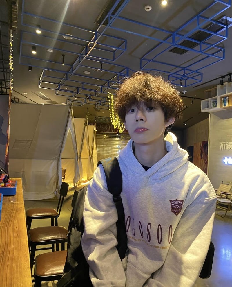 Gương mặt thư sinh trong bộ ảnh trai K11