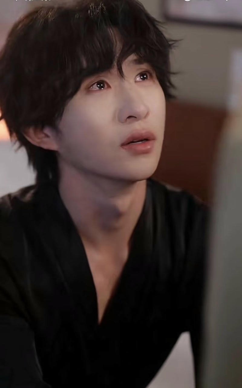 Gương mặt trầm buồn trai đẹp khóc trong nền