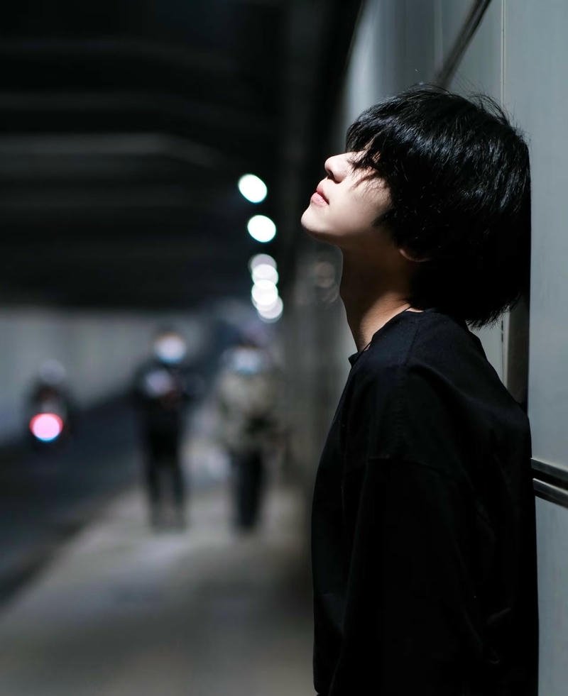 Gương mặt trầm cảm xúc nam buồn trong hình