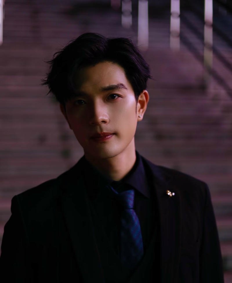 Gương mặt trầm lặng nam buồn trong ảnh nền