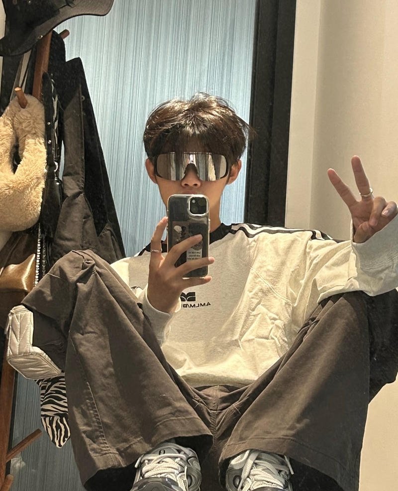 Gương phản chiếu trong ảnh trai đẹp chụp trước gương che mặt