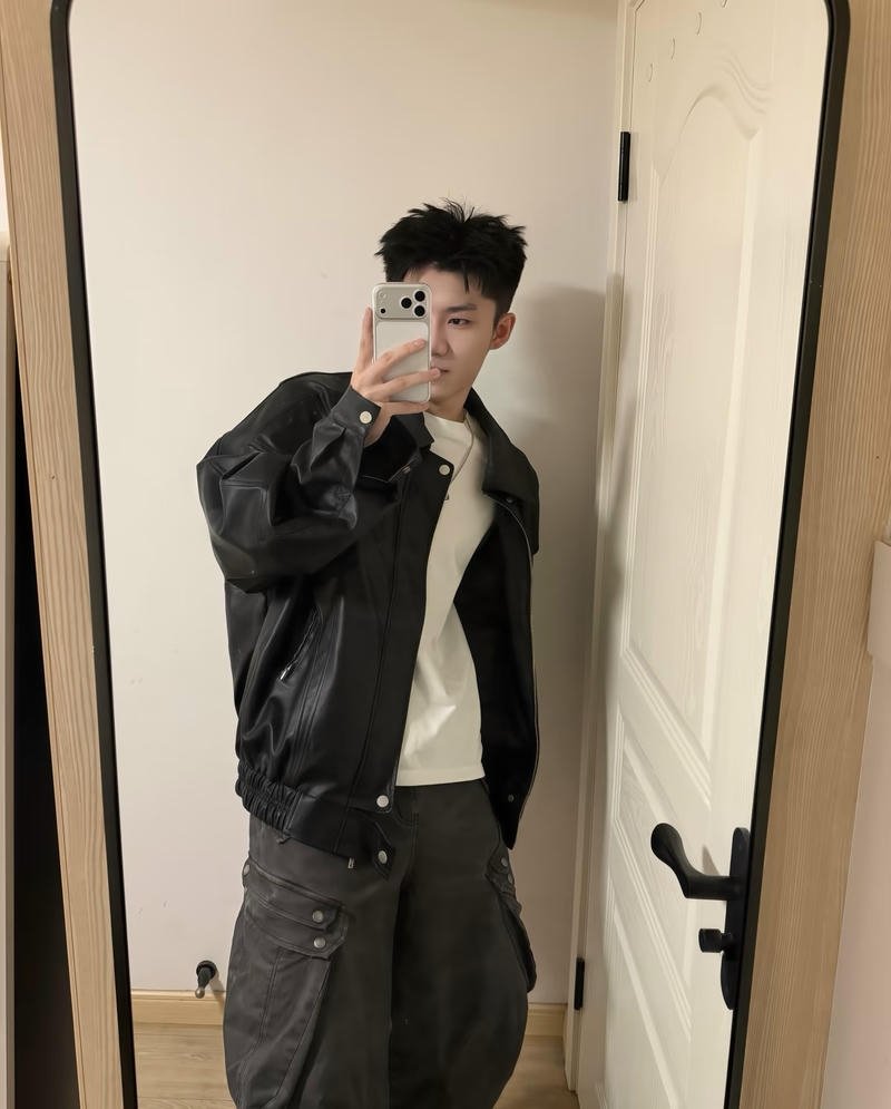 Gương soi làm nổi bật ảnh trai đẹp chụp trước gương che mặt