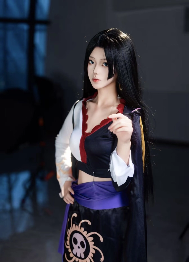 Hình Boa Hancock cosplay cùng biểu cảm tự tin nổi bật