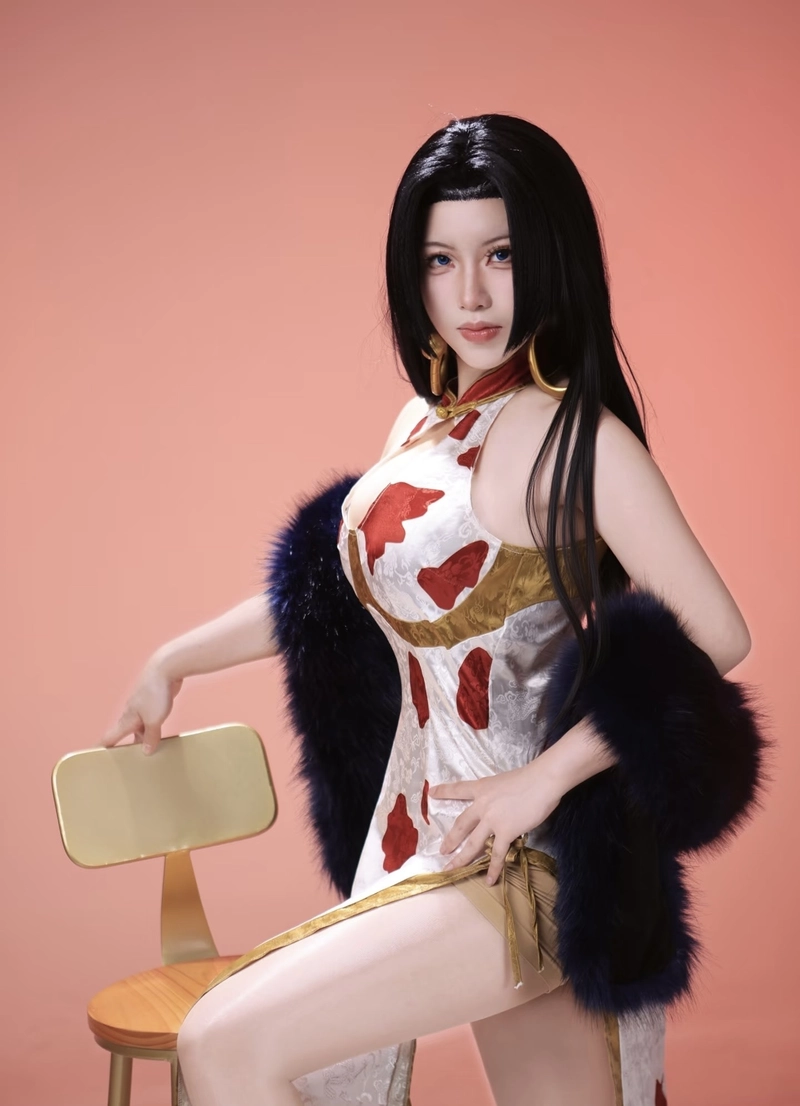 Hình Boa Hancock cosplay mang thần thái nữ hoàng cuốn hút