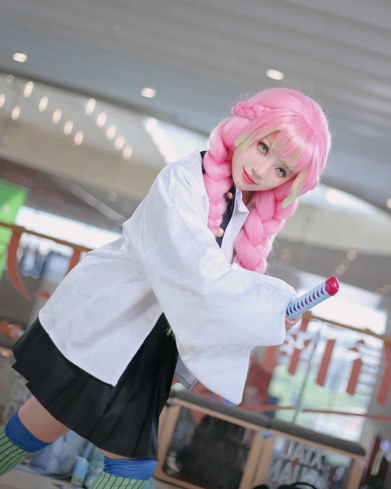 Hình Mitsuri cosplay mang đến cảm giác năng động tươi sáng