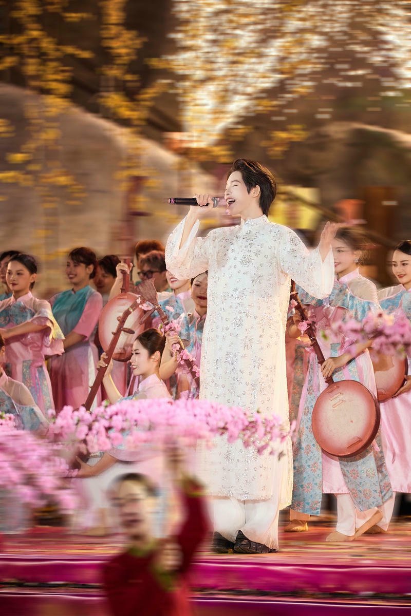 Hình ảnh Đức Phúc trên sân khấu vẫn giữ nét cute