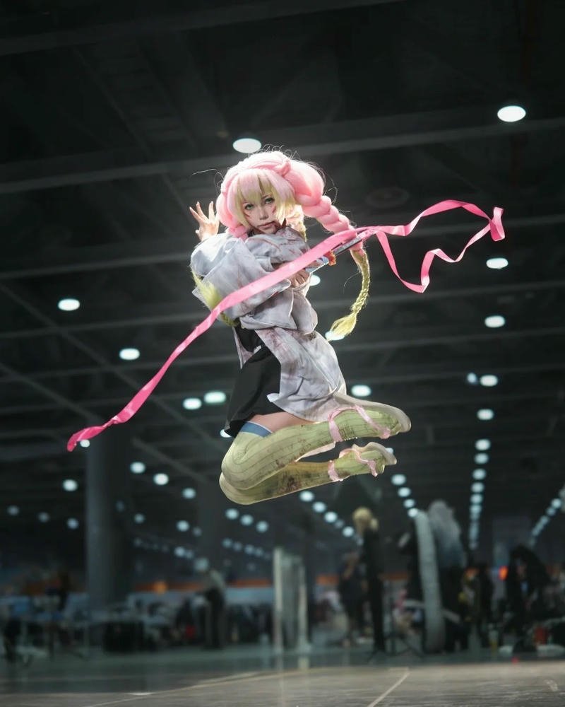 Hình ảnh Mitsuri cosplay khắc họa thần thái vui vẻ đặc trưng