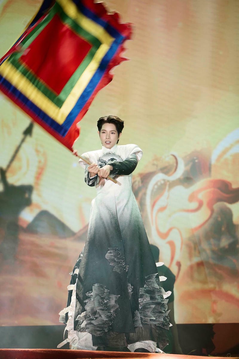 Hình ảnh ánh sáng sân khấu của Đức Phúc nổi bật