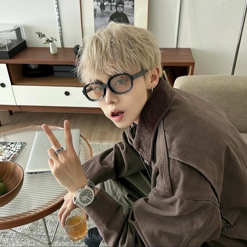 Hình ảnh avatar con trai ngầu với ánh nhìn lạnh lùng