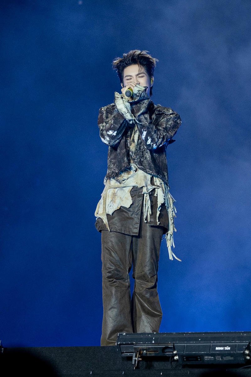 Hình ảnh biểu diễn ánh đèn nổi bật nền Captain Boy