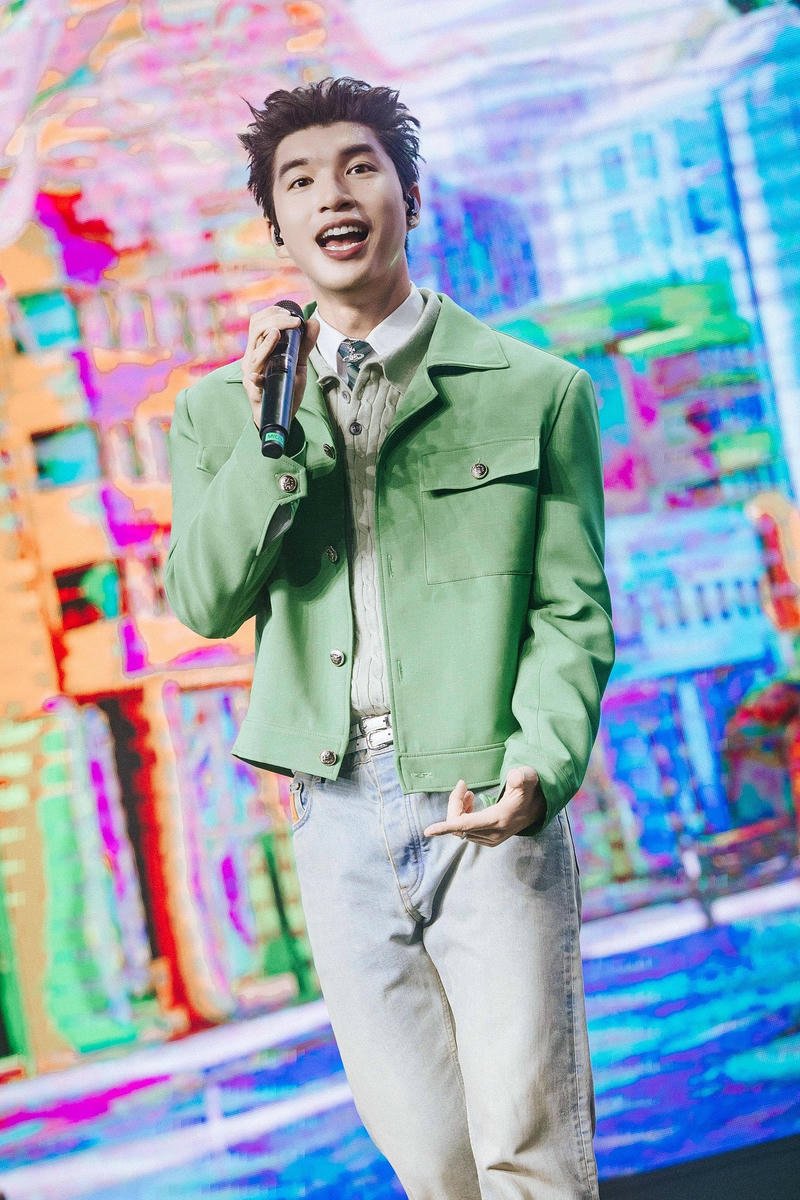 Hình ảnh biểu diễn ánh đèn sân khấu của HIEUTHUHAI