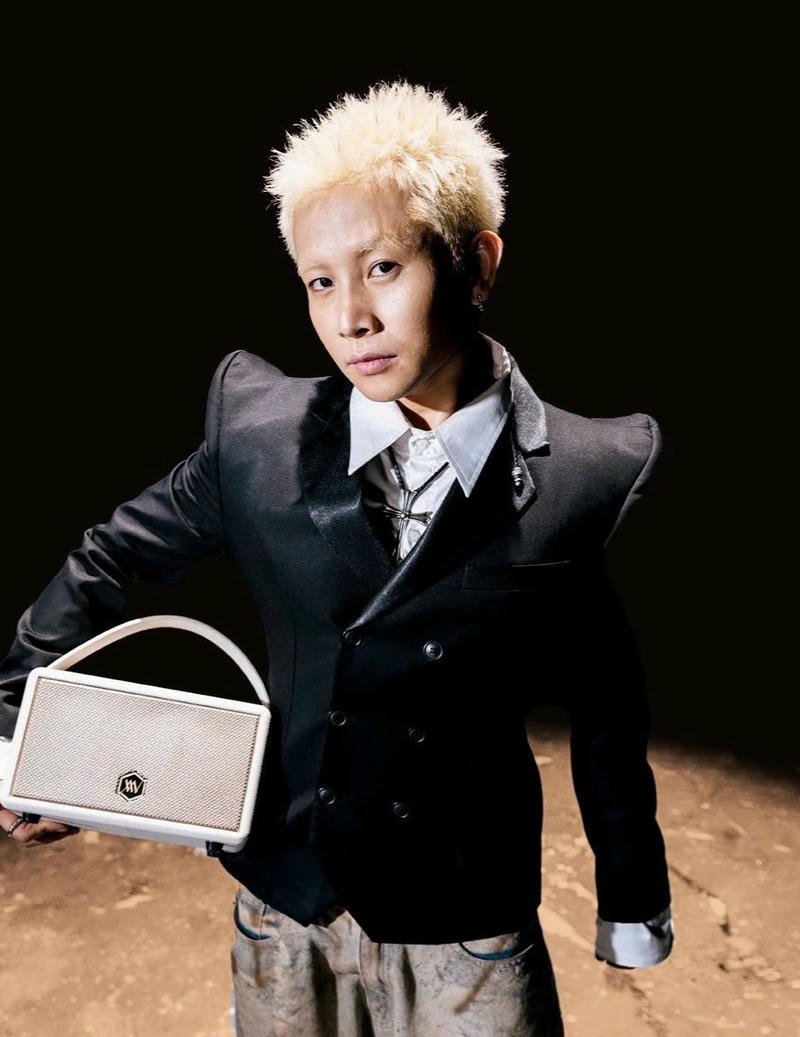 Hình ảnh biểu diễn chuyên nghiệp làm nền Ricky Star