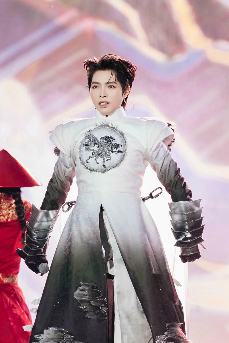 Hình ảnh biểu diễn của Đức Phúc với nét cute nổi bật