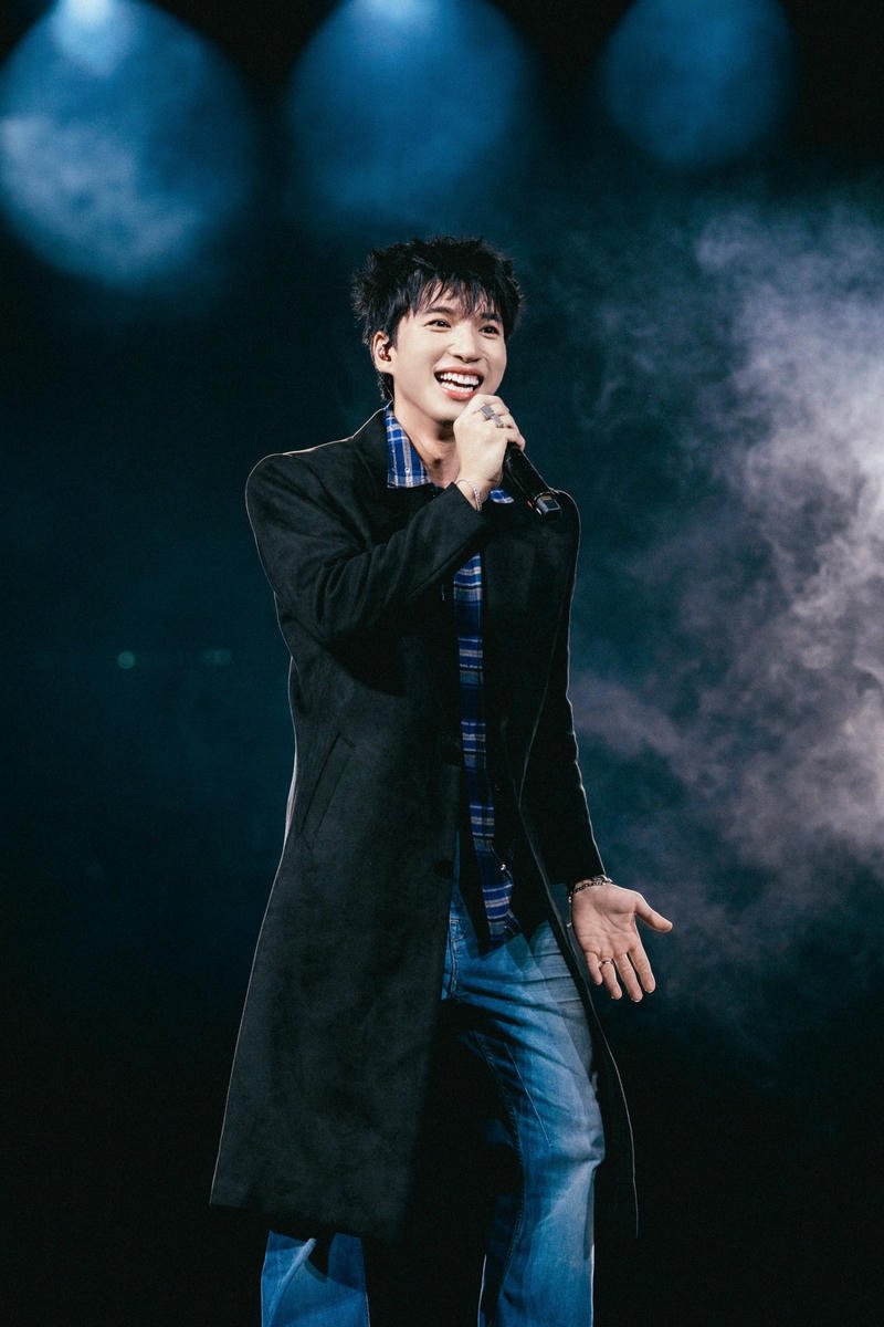 Hình ảnh biểu diễn đầy năng lượng của HIEUTHUHAI