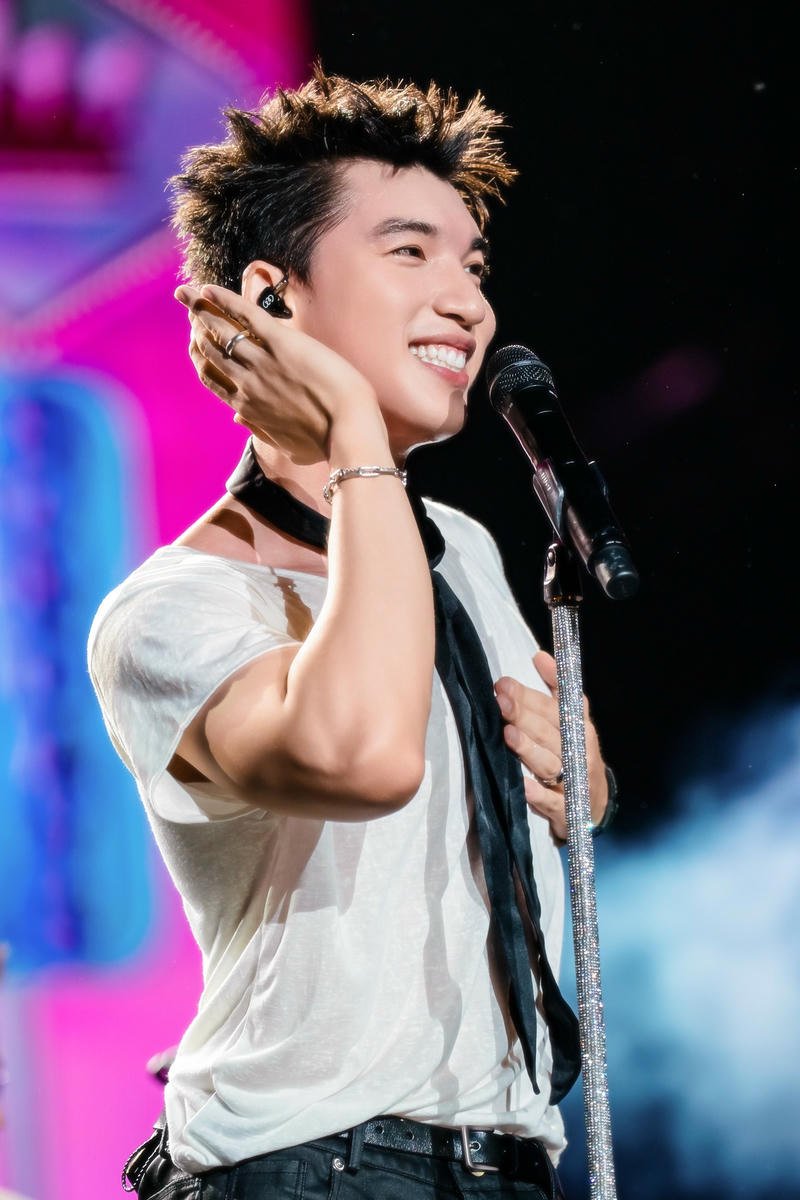 Hình ảnh biểu diễn nổi bật của HIEUTHUHAI trên sân khấu