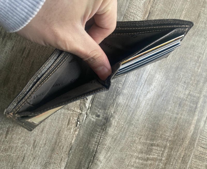 Hình ảnh chế khi mở ví trống meme ví rỗng