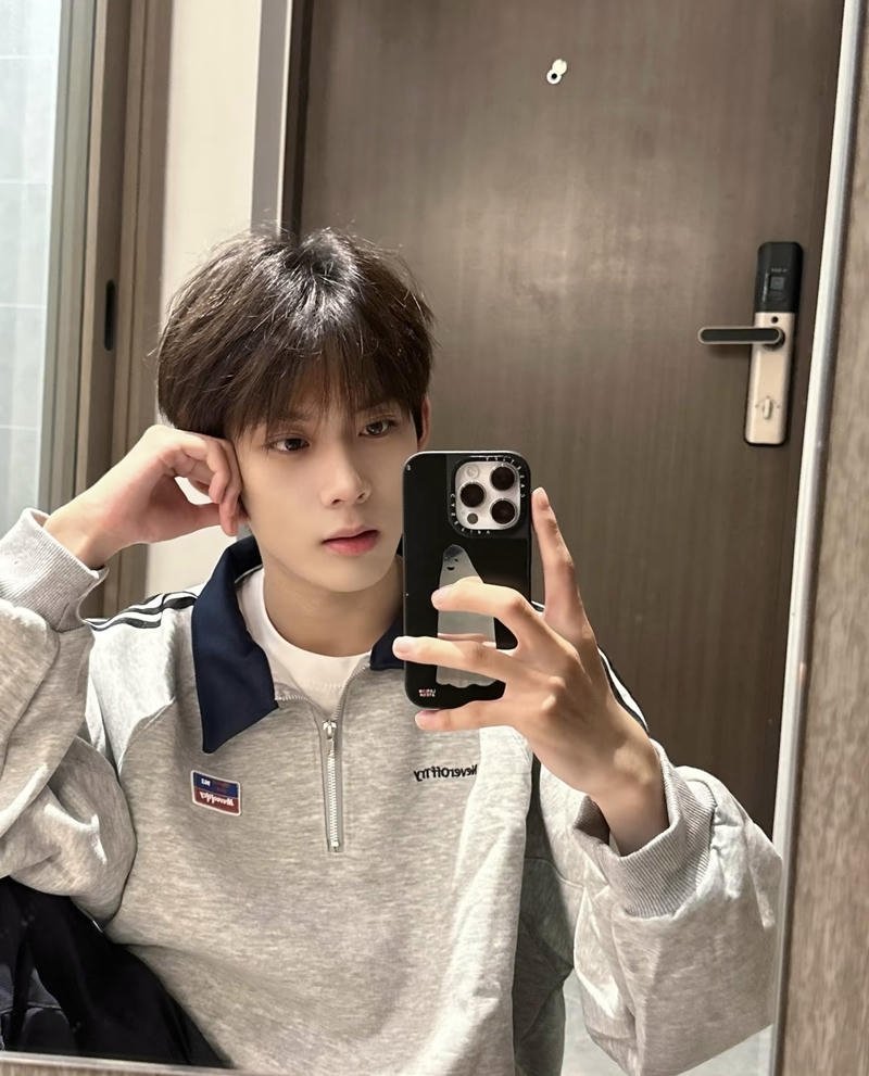 Hình ảnh con trai cute có ánh nhìn dịu dàng dễ mến