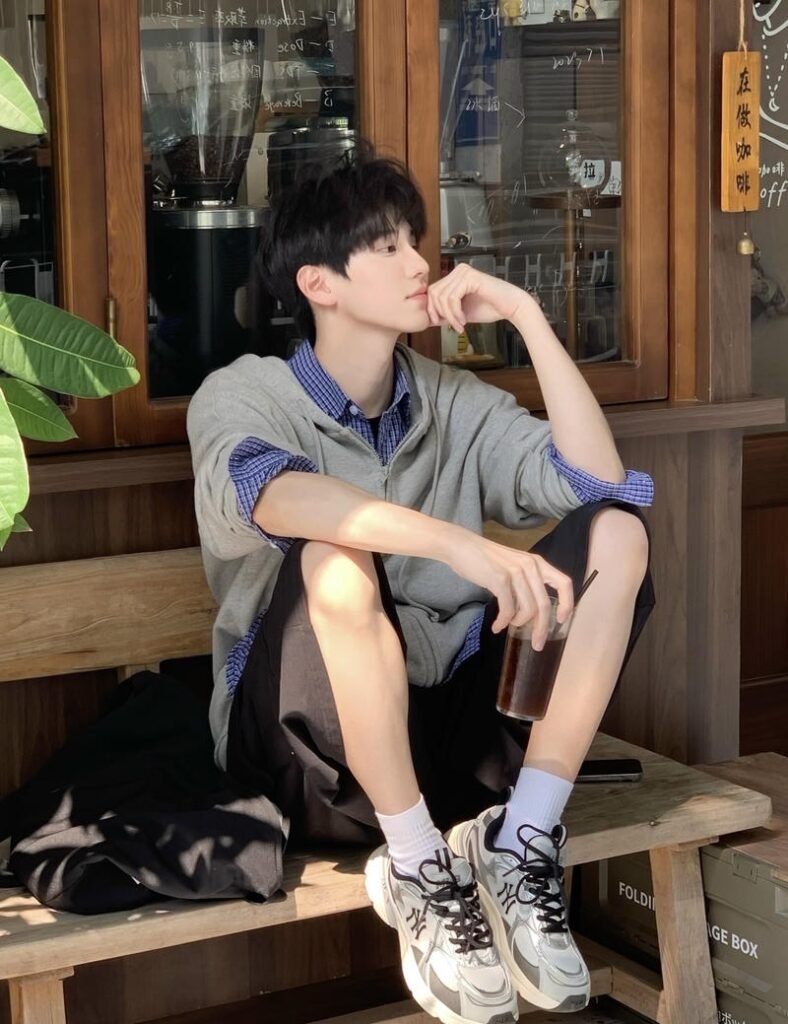 Hình ảnh con trai cute mang vẻ ngoài trưởng thành cuốn hút