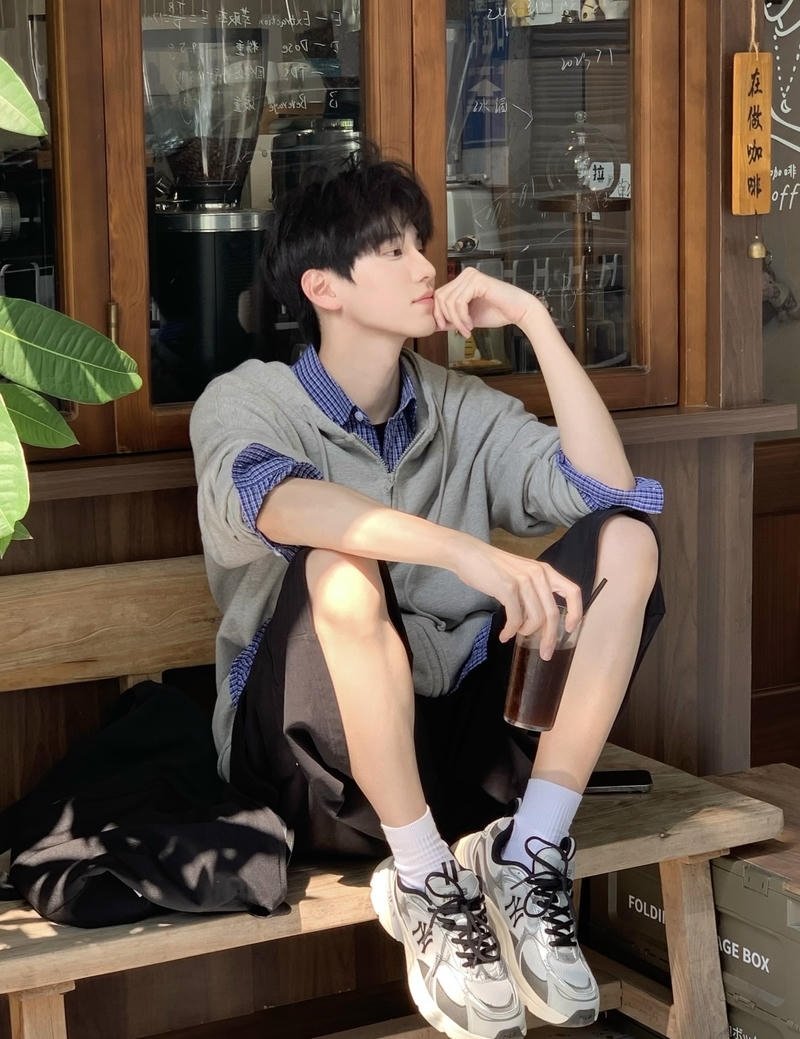 Hình ảnh con trai cute mang vẻ ngoài trưởng thành cuốn hút