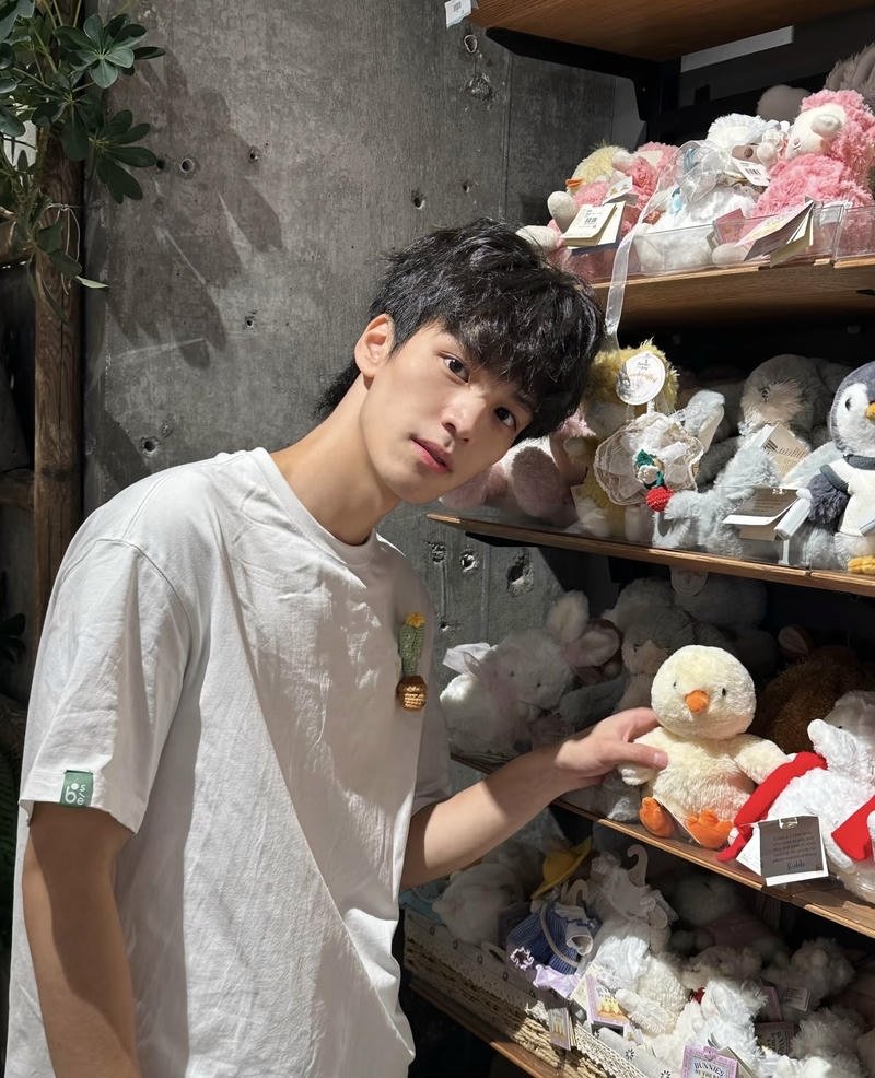 Hình ảnh con trai cute với biểu cảm dịu dàng rất hợp mắt