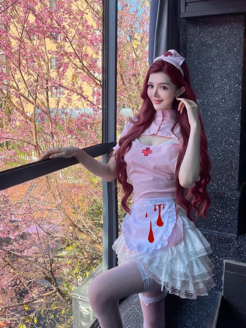 Hình ảnh cosplay y tá thể hiện phong cách rõ ràng riêng biệt