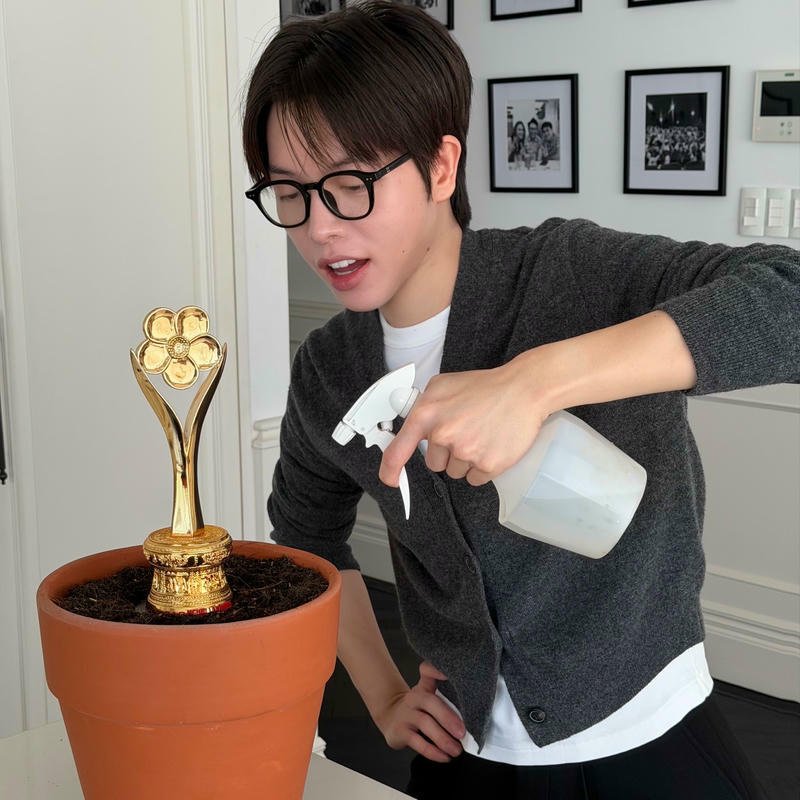 Hình ảnh đời thường Đức Phúc cực kỳ dễ thương làm nền