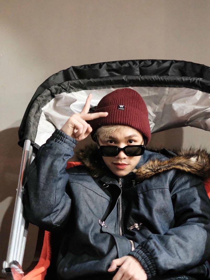 Hình ảnh đời thường giản dị hợp làm nền Captain Boy