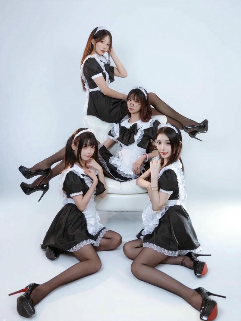 Hình ảnh hầu gái cosplay khắc họa phong cách quen thuộc