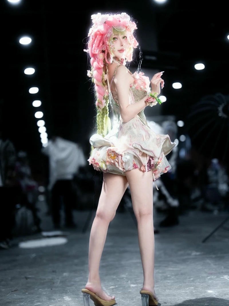 Hình ảnh hóa thân Mitsuri thể hiện vẻ đẹp dịu dàng cuốn hút