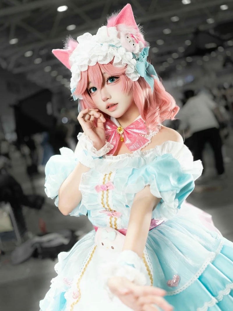 Hình ảnh hóa thân hầu gái thể hiện rõ phong cách riêng