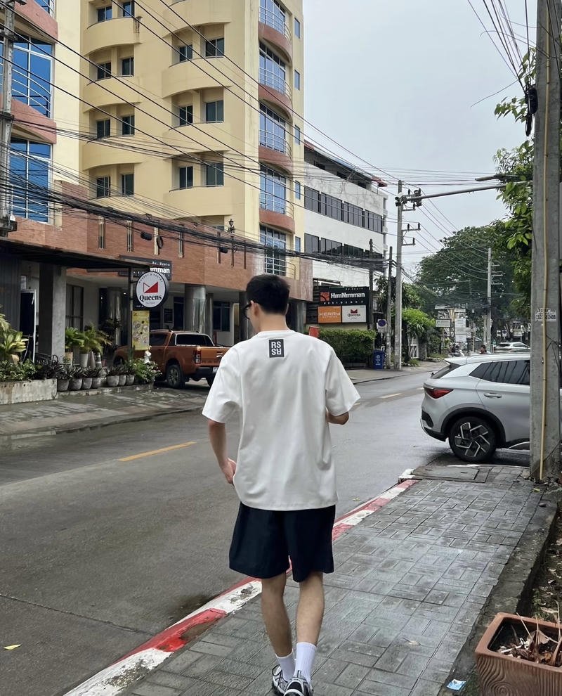 Hình ảnh nam chụp sau lưng mang cảm giác trầm ấm