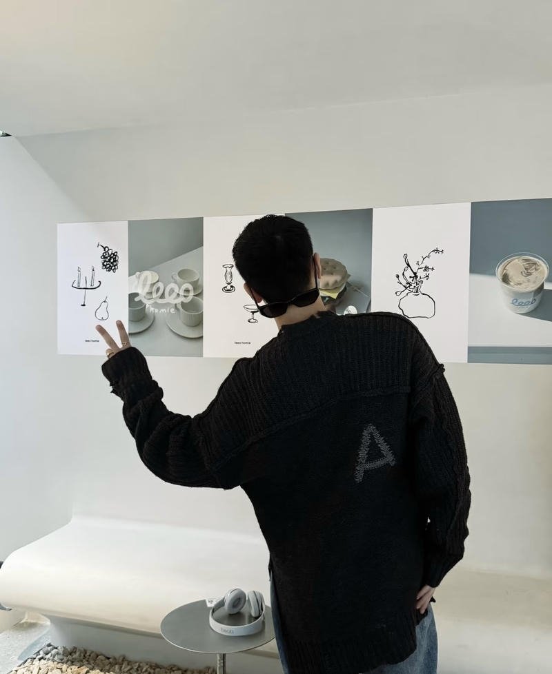 Hình ảnh nam chụp sau lưng mang vẻ trầm lặng rất cuốn