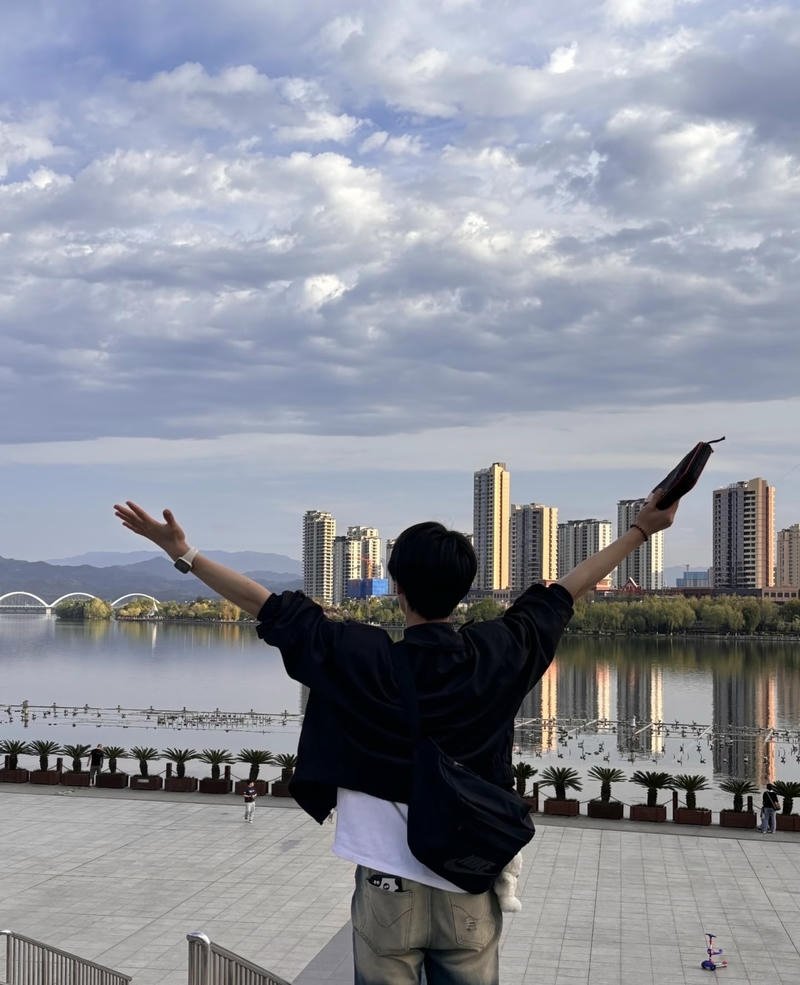 Hình ảnh nam chụp sau lưng với dáng đi tự nhiên