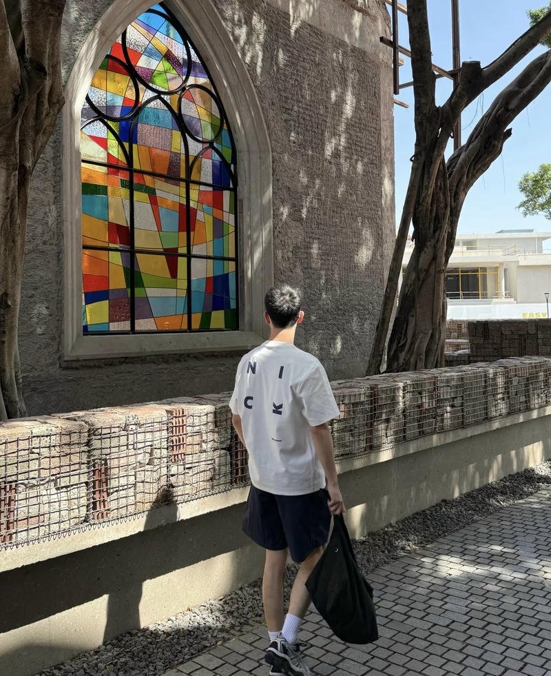 Hình ảnh nam chụp sau lưng với dáng đứng chắc chắn